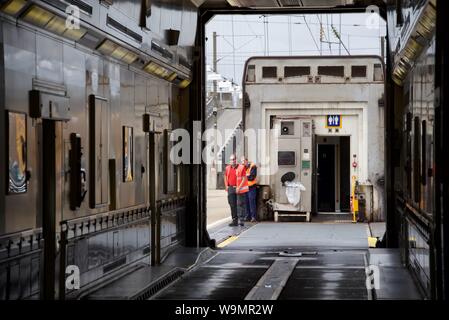 Der Innenraum eines Fahrzeugs oder Single Deck Beförderung auf einem Eurotunnel Shuttle Zug Stockfoto