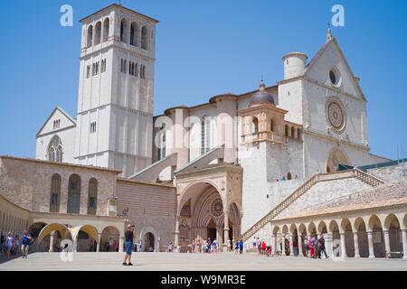 Assisi, Italien - 12 August, 2019: die Basilika San Francesco, besucht von Pilgern und Touristen aus aller Welt, bewahrt die Überreste der ORKB Stockfoto