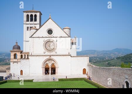 Assisi, Italien - 12 August, 2019: die Basilika San Francesco, besucht von Pilgern und Touristen aus aller Welt, bewahrt die Überreste der ORKB Stockfoto