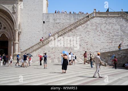 Assisi, Italien - 12 August, 2019: die Basilika San Francesco, besucht von Pilgern und Touristen aus aller Welt, bewahrt die Überreste der ORKB Stockfoto