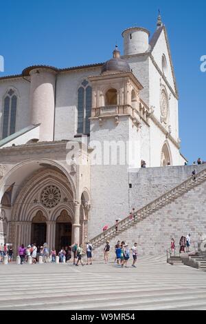 Assisi, Italien - 12 August, 2019: die Basilika San Francesco, besucht von Pilgern und Touristen aus aller Welt, bewahrt die Überreste der ORKB Stockfoto
