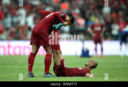 Liverpool Vergils van Dijk (links) und Fabinho durchführen erstreckt sich während der UEFA Super Cup Finale bei Besiktas, Istanbul. Stockfoto