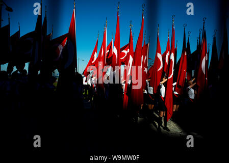 Izmir, Türkei - 29 Oktober, 2015: türkische Flaggen Studenten Festival der Tag der Republik Türkei. Stockfoto