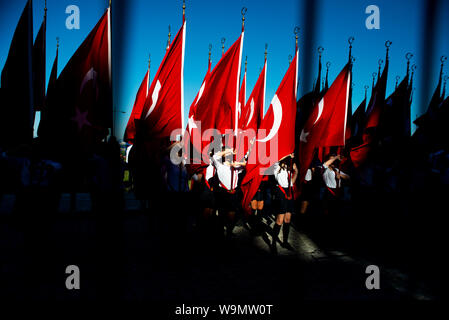 Izmir, Türkei - 29 Oktober, 2015: türkische Flaggen Studenten Festival der Tag der Republik Türkei. Stockfoto