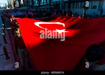 Izmir, Türkei - 29 Oktober, 2015: türkische Flaggen Studenten Festival der Tag der Republik Türkei. Stockfoto