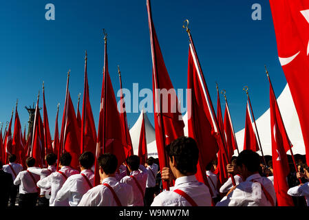 Izmir, Türkei - 29 Oktober, 2015: türkische Flaggen Studenten Festival der Tag der Republik Türkei. Stockfoto