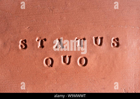 Die Phrase "Status Quo" in Lateinamerika auf einem terracotta Tablet geschrieben Stockfoto