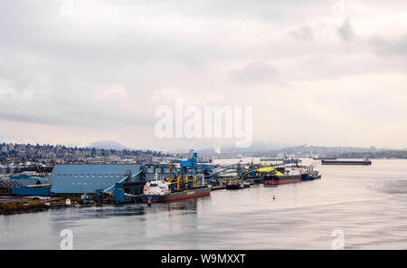 VANCOUVER, BC, Kanada - 30. OKTOBER 2018: Verschiedene Frachtschiffe sind angedockt oder an der Nordküste von Vancouver Hafen verankert. Stockfoto