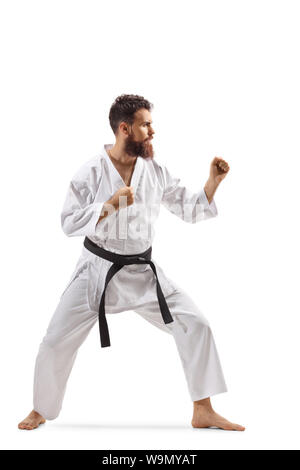 Volle Länge Schuß eines bärtigen Mannes im Kimono üben Karate auf weißem Hintergrund Stockfoto