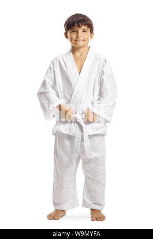 In voller Länge Porträt eines Jungen in Karate kimono Holding seine weißen Gürtel auf weißem Hintergrund Stockfoto