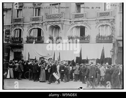 Am Gare De L'Est--Restaurant von Mob zerstört Stockfoto