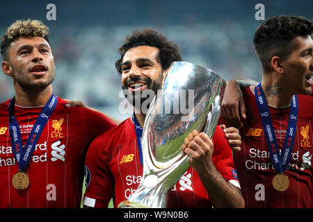 Liverpools Mohamed Salah feiert mit der Trophäe nach seiner Seite der UEFA Super Cup gewinnen bei Besiktas, Istanbul. Stockfoto