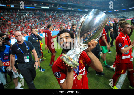 Liverpools Mohamed Salah feiert mit der Trophäe nach seiner Seite der UEFA Super Cup gewinnen bei Besiktas, Istanbul. Stockfoto