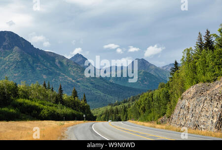 Seward Highway Richtung Norden in der Nähe von Bird Creek in Southcentral Alaska. Stockfoto