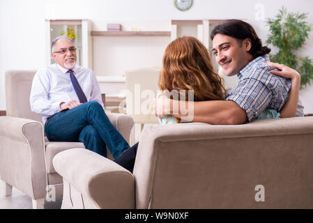 Das junge Paar besuchen erfahrener Arzt Psychologe Stockfoto