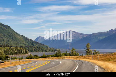 Seward Highway Richtung Süden in der Nähe von Bird Creek in Southcentral Alaska. Stockfoto