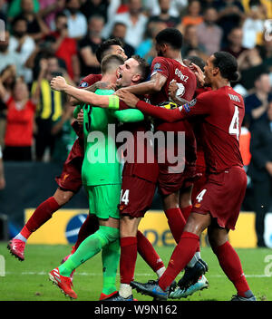 Liverpool Torwart Adrian (links) feiert mit Teamkollegen einschließlich Jordan Henderson (Mitte links) nach dem Speichern eine Strafe im shootout von Chelsea's Tammy Abraham während der UEFA Super Cup Finale bei Besiktas, Istanbul. Stockfoto