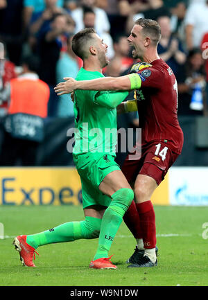 Liverpool Torwart Adrian (links) feiert mit Teamkollegen Jordan Henderson nach dem Speichern eine Strafe im shootout von Chelsea's Tammy Abraham während der UEFA Super Cup Finale bei Besiktas, Istanbul. Stockfoto