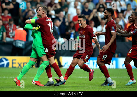 Liverpool Torwart Adrian (links) feiert mit Teamkollegen Jordan Henderson nach dem Speichern eine Strafe im shootout von Chelsea's Tammy Abraham während der UEFA Super Cup Finale bei Besiktas, Istanbul. Stockfoto