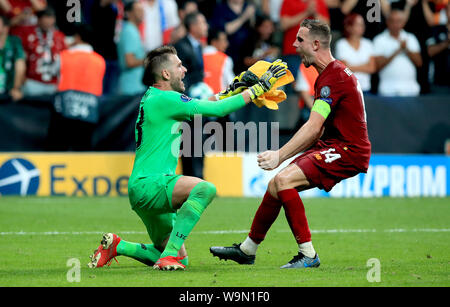 Liverpool Torwart Adrian (links) feiert mit Teamkollegen Jordan Henderson nach dem Speichern eine Strafe im shootout von Chelsea's Tammy Abraham während der UEFA Super Cup Finale bei Besiktas, Istanbul. Stockfoto