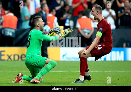 Liverpool Torwart Adrian (links) feiert mit Teamkollegen Jordan Henderson nach dem Speichern eine Strafe im shootout von Chelsea's Tammy Abraham während der UEFA Super Cup Finale bei Besiktas, Istanbul. Stockfoto