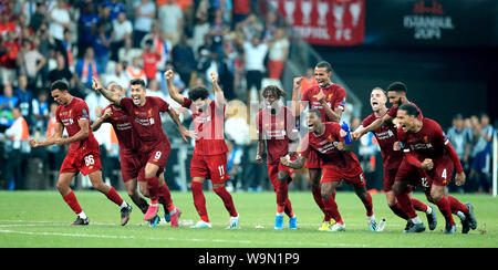 Liverpool (nach rechts) Trent Alexander-Arnold, Roberto Firmino, Mohamed Salah, Divock Beschäftigungsprojekt, Georginio Wijnaldum, Joel Matip, Jordanien Henderson, Joe Gomez und Virgil van Dijk links Sieg feiern mit Teamkollegen nach dem Elfmeterschießen in der UEFA Super Cup Finale bei Besiktas, Istanbul. Stockfoto