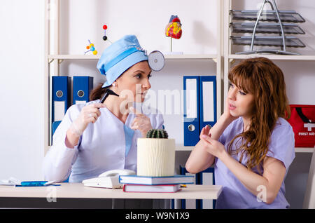 Die junge Frau, die Ärztin otolaryngologist Stockfoto