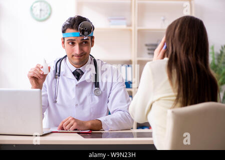 Die männlichen und weiblichen wunderschönen patient Arzt Stockfoto