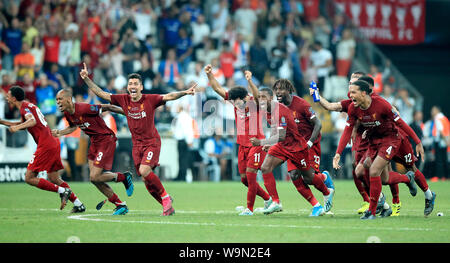 Liverpool (von links nach rechts) Fabinho, Roberto Firmino, Mohamed Salah, Georginio Wijnaldum, Divock Beschäftigungsprojekt und Virgil van Dijk feiern Sieg mit Teamkollegen nach dem Elfmeterschießen in der UEFA Super Cup Finale bei Besiktas, Istanbul. Stockfoto