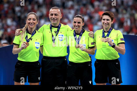 Gleichreferent Stephanie Frappart (Mitte rechts), Assistenten Manuela Nicolosi (links) und Michelle O'Neill (rechts) mit dem vierten Offiziellen Cuneyt Cakir während der UEFA Super Cup Finale bei Besiktas, Istanbul. Stockfoto