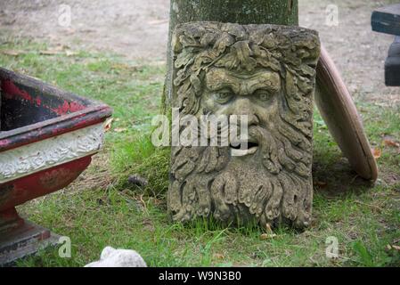 Eine Maske von Neptun mit Algen Bart und Haare an einem Marktstand am jährlichen Tag der offenen Tür im Château de Érin, Frankreich Stockfoto