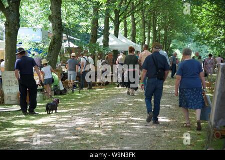 Mitglieder der öffentlichkeit durchsuchen Sie die antiken Ständen auf den jährlichen Tag der offenen Tür in den Gärten des Château de Érin gehalten Stockfoto