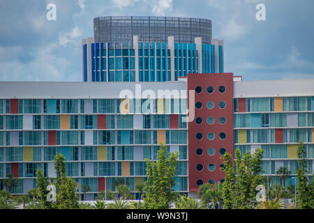 Orlando, Florida. August 07, 2019 Blick von Oben auf die Royal Pacific, Cabana Bay, Saphire fällt und Aventura Zeichen in den Universal Studios Area Stockfoto
