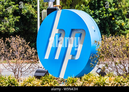 August 5, 2019 in Palo Alto/CA/USA - HP-Logo am Eingang zum Campus der Firma im Silicon Valley Stockfoto