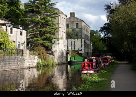 Narrowboats auf dem Rochdale Canal an Hebden Bridge, Obere Calder Valley, West Yorkshire Stockfoto