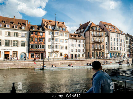 Straßburg, Frankreich - ca. 2019: Straßburg berühmten Promenade Fußgängerzone Quai des Bateliers mit Fachwerkhäusern und Leute aussteigen Batorama Boot im Hafen Stockfoto