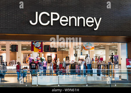 August 14, 2019 San Jose/CA/USA - Leute einkaufen bei JCPenney Department Store in einem Einkaufszentrum im Süden von San Francisco Bay Area. Stockfoto