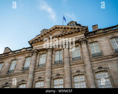 Low Angle Sicht der Europäischen Union mit der blauen Flagge ruhig winken auf dem Dach des Palais Rohan in Straßburg mit klaren blauen Himmel im Hintergrund Stockfoto