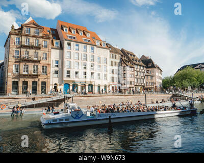 Straßburg, Frankreich - ca. 2019: Straßburg berühmten Promenade Fußgängerzone Quai des Bateliers mit Fachwerkhäusern und Leute aussteigen Batorama Boot im Hafen Stockfoto