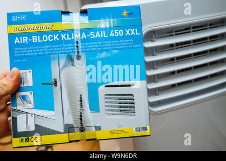 Paris, Frankreich, 28.Juni, 2019: der Mann, der Hand, die eine neue AC die Klimatronic Air-Block Klima Segel 450 XXL die neue Klimaanlage Segel für die Abdichtung von Fenstern und Türen für alle tragbare Klimaanlagen Stockfoto