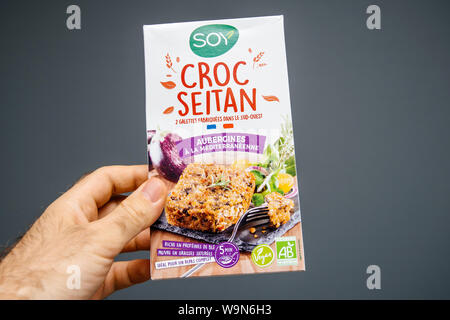 Paris, Frankreich, 28.Juni, 2019: der Mensch Hand leckere Auberginen mit Soja - Croc seitan - Bio Lebensmittel Stockfoto