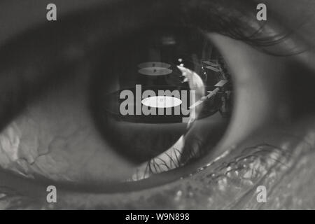 Musik ist mein relligion. Plattenspieler Datensatz in die Pupille des Auges. Schwarz und Weiß collage Konzept Bild der Geliebten. Stockfoto
