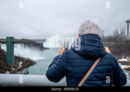 Die touristische Verwendung einer der vielen tower Projektoren in der Umgebung von Niagara Falls Stockfoto