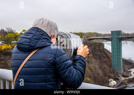 Die touristische Verwendung einer der vielen tower Projektoren in der Umgebung von Niagara Falls Stockfoto