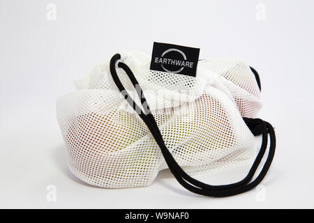 NZ Äpfel gekauft von lokalen Supermarkt in wiederverwendbaren Taschen produzieren von upcycling Alte single use Plastiktüten. Earthware Marke, weißer Hintergrund Stockfoto