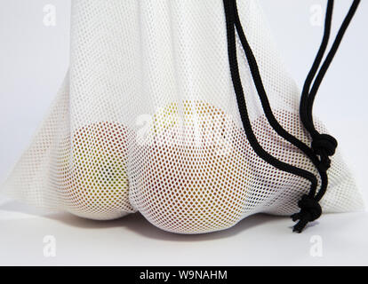 NZ Äpfel gekauft von lokalen Supermarkt in wiederverwendbaren Taschen produzieren von upcycling Alte single use Plastiktüten. Geben weichen Kunststoff ein anderes Leben Stockfoto