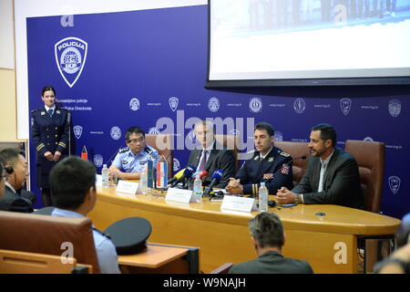 (190814) - Zagreb, Aug 14, 2019 (Xinhua) - Li Qiang (4. R, hinten), team leader der chinesischen Polizei und Velimir Tisma (3. R, hinten), Leiter der Prävention Einheit der Polizei in Zagreb, an einer Pressekonferenz in Zagreb, Kroatien, am 12.08.14., 2019. Chinesische Polizisten patrouillieren in Kroatien für einen Monat während der touristischen Saison wurde beendet ihre Arbeit hier am Mittwoch. Acht Polizeibeamte aus dem Osten Chinas Provinz Jiangsu mit Ihren kroatischen Amtskollegen in Zagreb, Zadar, Dubrovnik und der Nationalpark Plitvicer Seen, alle beliebten Reiseziele, wo jedes Jahr m patrouillierten Stockfoto