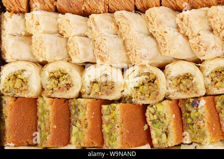 Arabische Süßigkeiten mit Pistazien, Walnüsse und Cashew Stockfoto