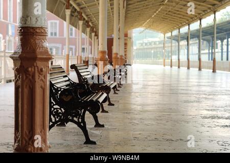 Abbildung einer leeren retro Eisenbahn stathion Stockfoto