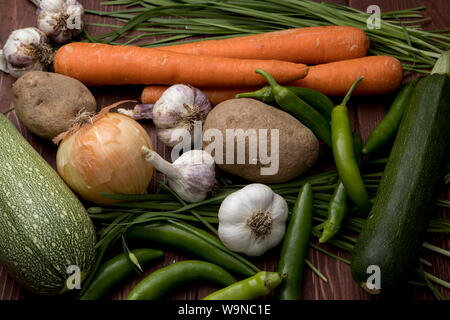 Eine Nahaufnahme von einem Bündel verschiedene Gemüse wie Karotten, Knoblauch, Schnittlauch, Zwiebeln, Kartoffeln und Paprika. Stockfoto